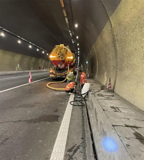 长洲隧道排水渠清淤